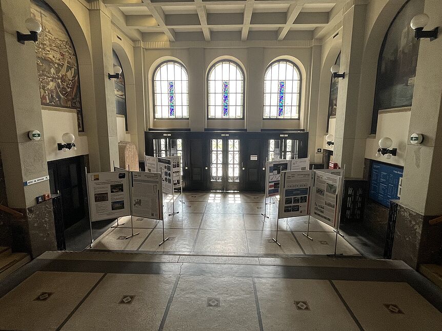 Blick auf die Aula mit der Posterausstellung