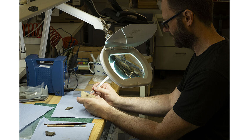 Cleaning of a pottery fragment using a scalpel