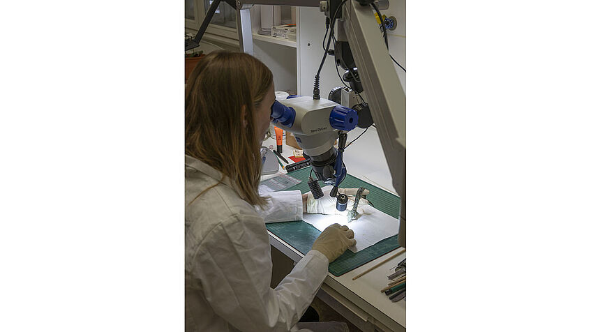 Cleaning a bronzefind using a microscope